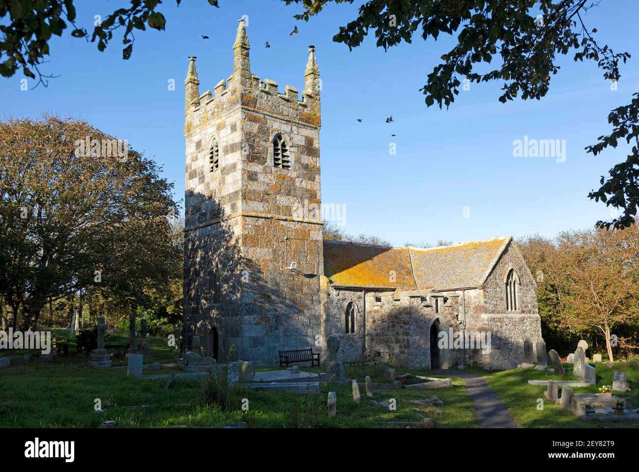 Die attraktive St Wynwallow's Church in der Gemeinde Landewednack, Cornwall, ist die südlichste Kirche auf dem Festland Großbritanniens Stockfoto