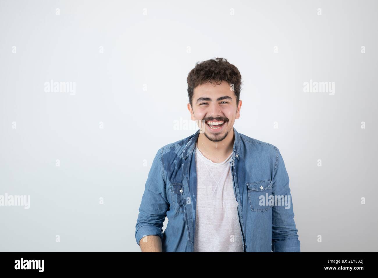 Portraitfoto eines jungen hübschen Mannes Modell mit Schnurrbart Stehend Stockfoto