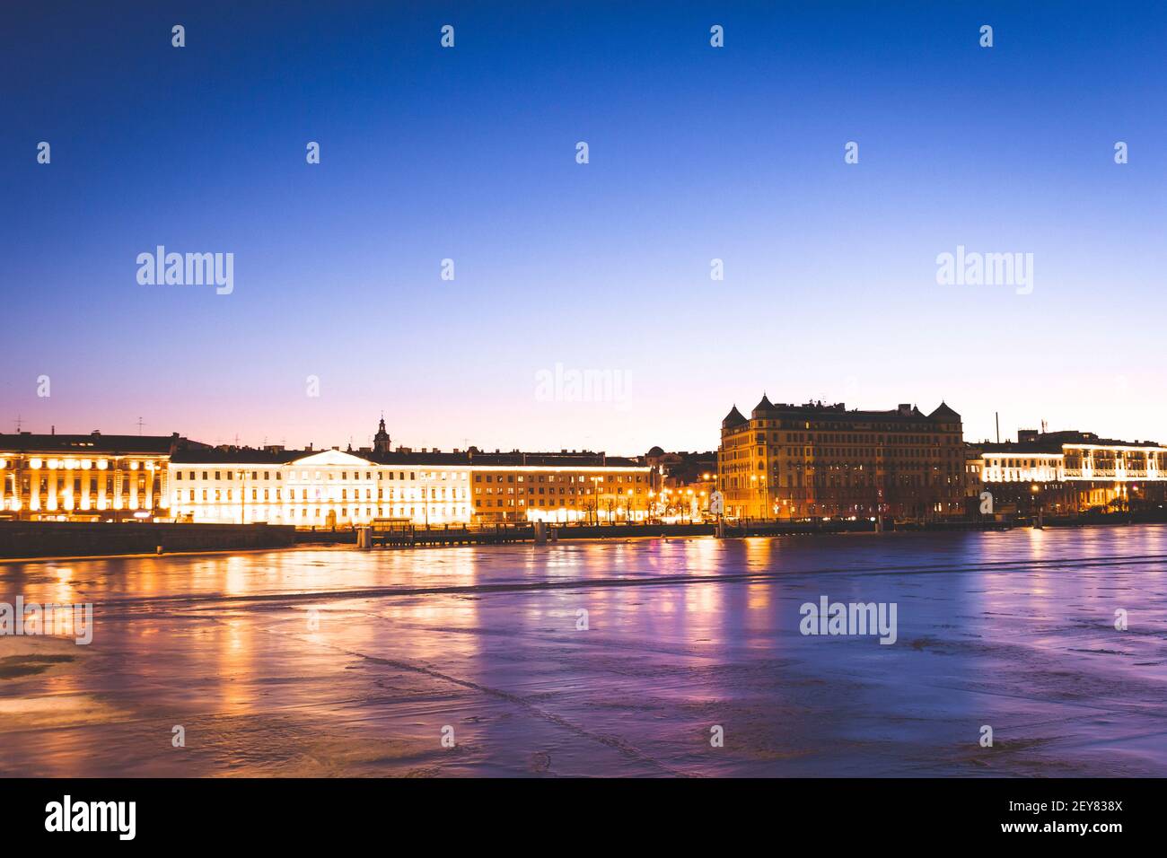 Sonnenuntergang Stadt Eis Fluss Navigation Winter Sankt Petersburg europa Beleuchtung Stockfoto