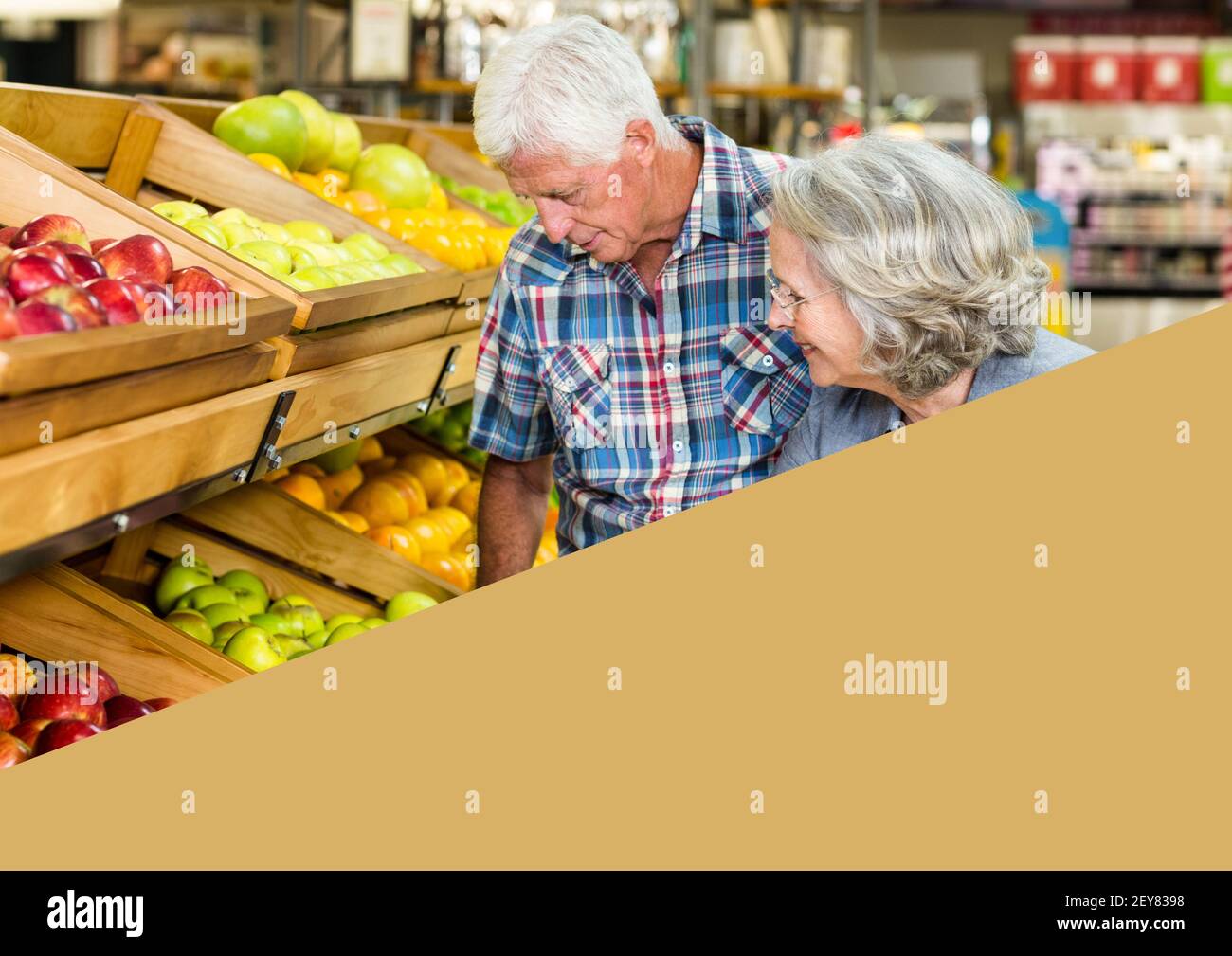 Abbildung mit Foto von Senior paar Lebensmittel einkaufen mit beige Dreieck in der unteren rechten Ecke Stockfoto