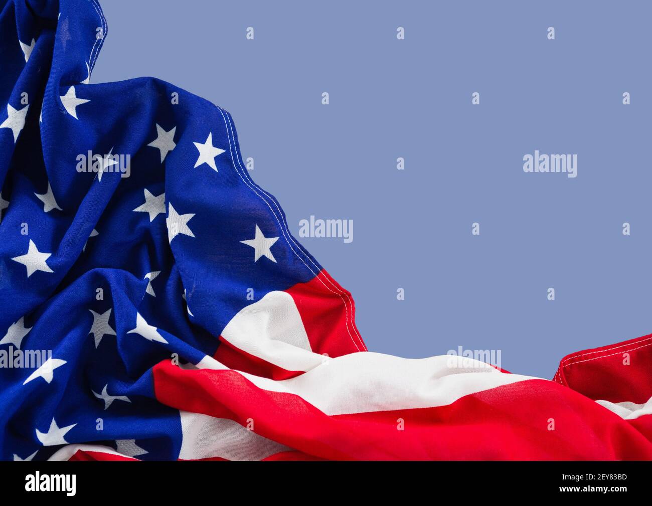 Nahaufnahme der amerikanischen Flagge auf hellblauem Hintergrund Stockfoto