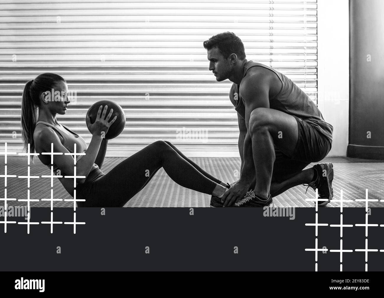 Schwarz-Weiß-Foto von Mann und Frau trainieren mit Weiße Quadrate und grauer Streifen mit Kopierraum Stockfoto