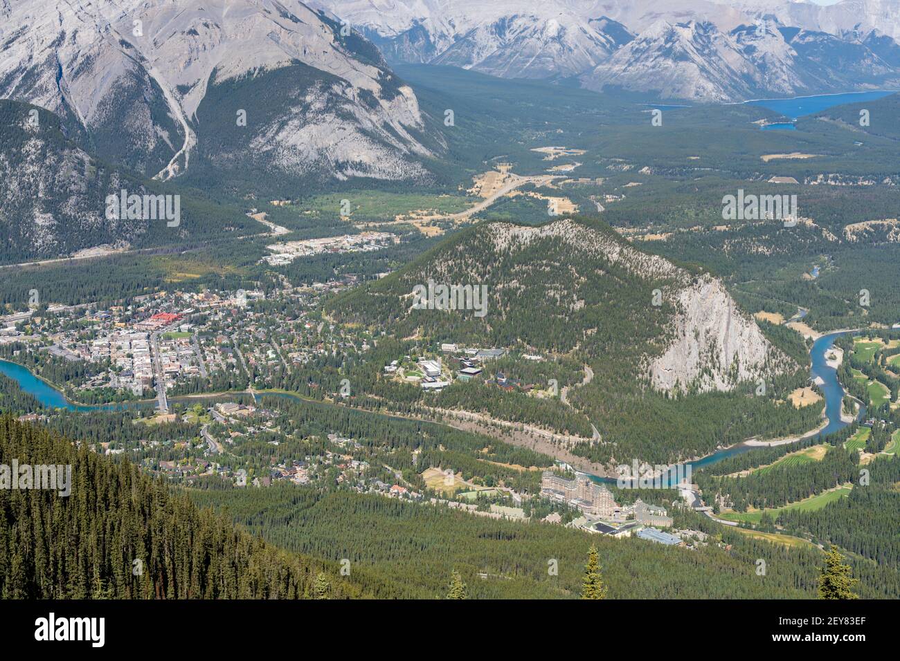 Luftaufnahme des Tunnel Mountain und der Stadt Banff im Sommer. Banff National Park, Kanadische Rockies, Alberta, Kanada. Stockfoto