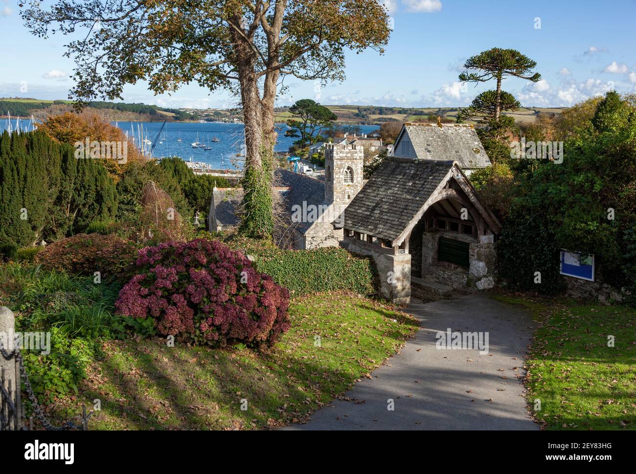 Blick auf das Meer über die malerische Pfarrkirche St. Mylor in der Nähe von Falmouth und Penryn in Cornwall, Großbritannien Stockfoto