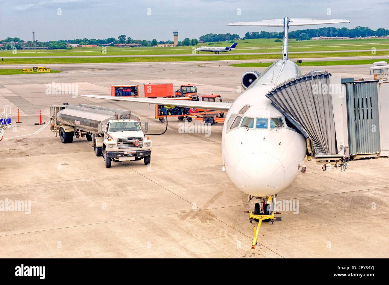 Horizontale Aufnahme eines Flugzeugs, das bei einem Anstieg der Kraftstoffpreise aufgetankt wird. Dies ist ein überarbeitetes Bild. Stockfoto