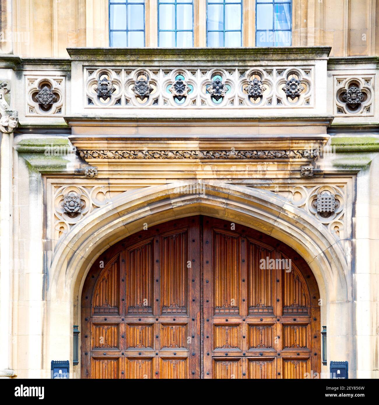 Parlament in london alte Kirchentür und antike Marmorwand Stockfoto