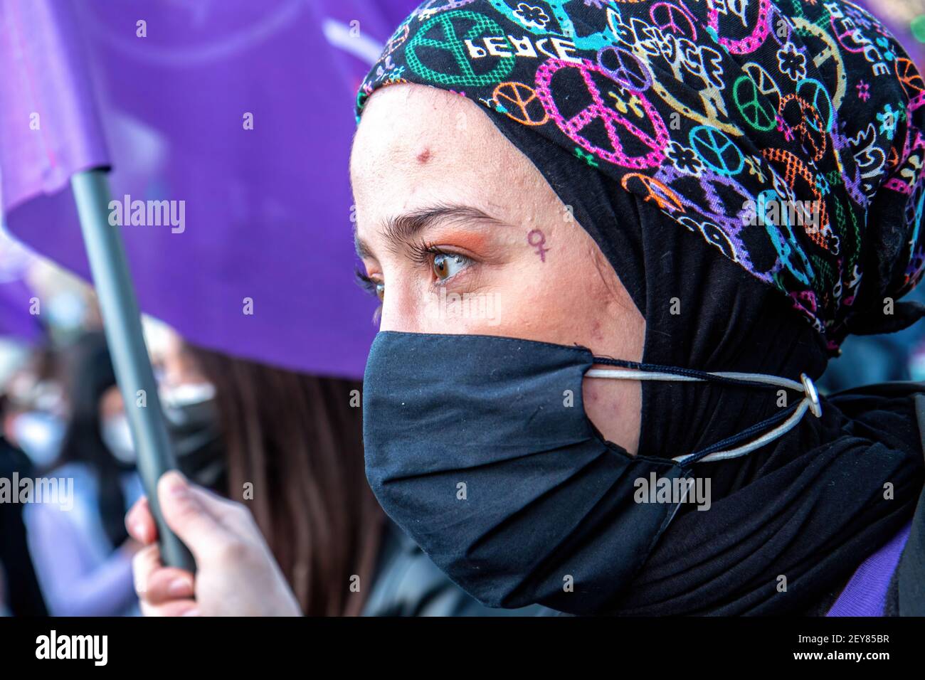 Eine Protesterin mit einem weiblichen Geschlechtstattoo auf ihrem Gesicht während der Demonstration gesehen. Die Plattform von Kad?n Cinayetlerini Durduraca??z organisierte einen öffentlichen Protest, um die Aufmerksamkeit auf die verdächtigen Todesfälle von Frauen zu lenken und die Veröffentlichung der Statistik über die Mordrate von Frauen durch die Regierung zu fordern. Stockfoto