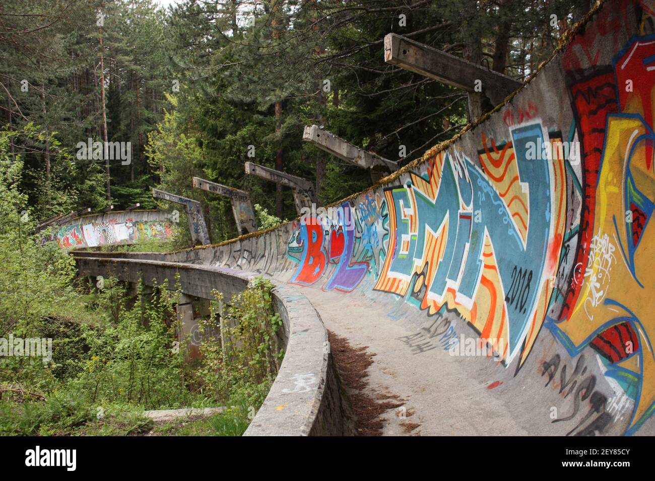 Ruinen des Sarajevo Olympic bob Run bedeckt mit Graffitti Stockfoto
