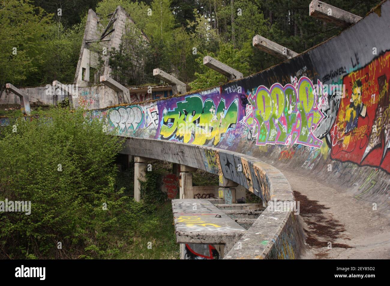 Ruinen des Sarajevo Olympic bob Run bedeckt mit Graffitti Stockfoto