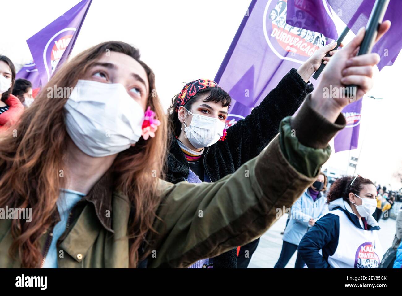 Demonstranten mit Fahnen während der Demonstration. Die Plattform von Kad?n Cinayetlerini Durduraca??z organisierte einen öffentlichen Protest, um die Aufmerksamkeit auf die verdächtigen Todesfälle von Frauen zu lenken und die Veröffentlichung der Statistik über die Mordrate von Frauen durch die Regierung zu fordern. Stockfoto