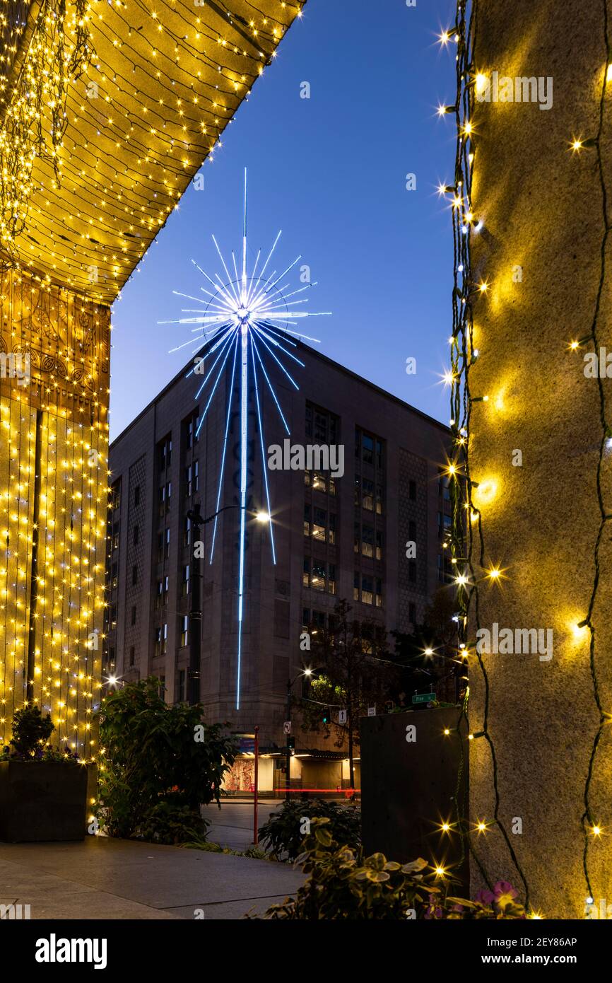 WA17990-00..... WASHINGTON - Weihnachtsdekoration im West Lake Park von Seattle mit dem Seattle Star auf dem Macy Building. Stockfoto
