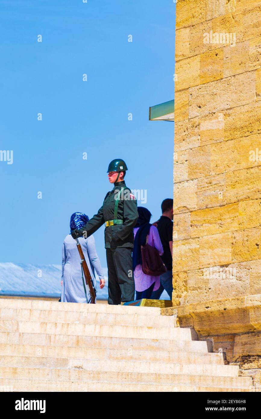 Wache am Denkmal-Kolonnadengrab für den ehemaligen Präsidenten, Kemal Atatürk, mit einem Marmorsaal, Türmchen & Museum.Ankara, Anıtkabir Stockfoto