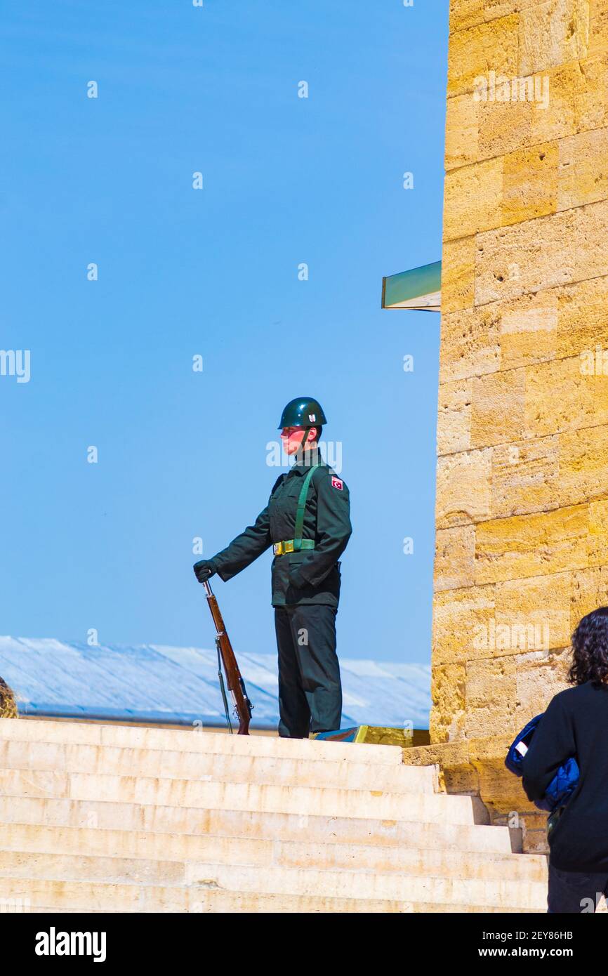 Wache am Denkmal-Kolonnadengrab für den ehemaligen Präsidenten, Kemal Atatürk, mit einem Marmorsaal, Türmchen & Museum.Ankara, Anıtkabir Stockfoto