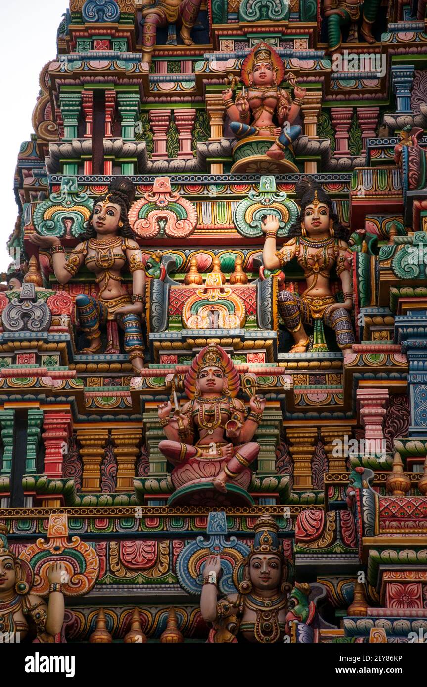 Südindischer Architekturstil am Tempel.erbaut 1879 von Vaithi Padayatchi, einem tamilischen Hindu-Einwanderer. Sri Mahamariamman Tempel auch bekannt als Maha Uma Devi Tempel oder Wat Khaek ist auf Si Lom Straße im Geschäftsviertel Zentrum von Bangkok. Es ist sehr bunt auf der Außenseite mit geschnitzten Bildern von gott und Göttin in verschiedenen Formen und Größen. Stockfoto