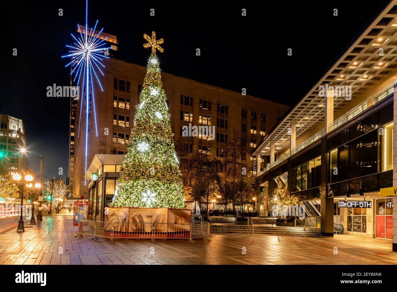 WA17995-00..... WASHINGTON - Weihnachtsbaum im Westlake Center an der Pine Street in Seattle Stockfoto