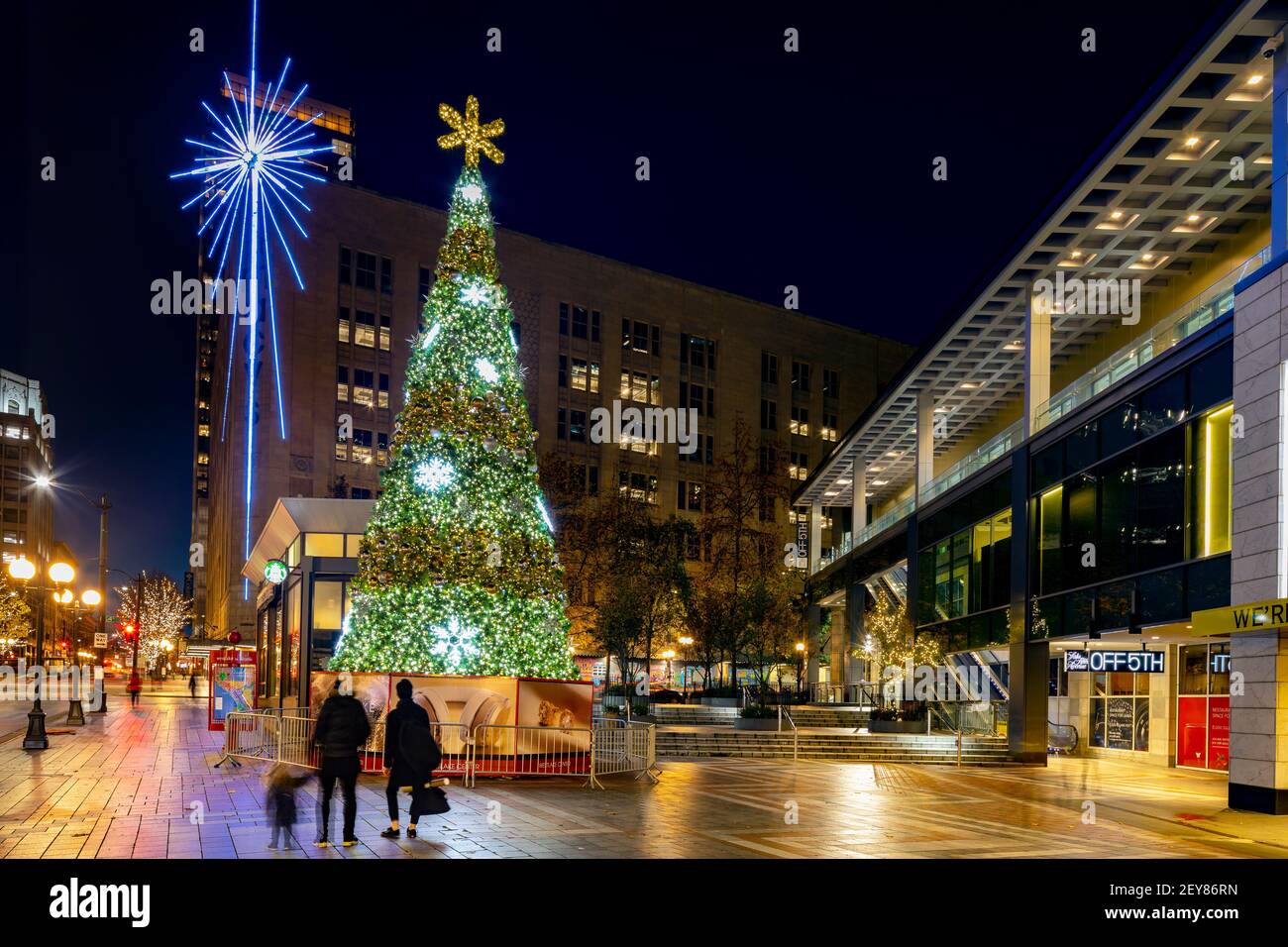 WA17996-00..... WASHINGTON - Weihnachtsbaum im Westlake Center an der Pine Street in Seattle Stockfoto