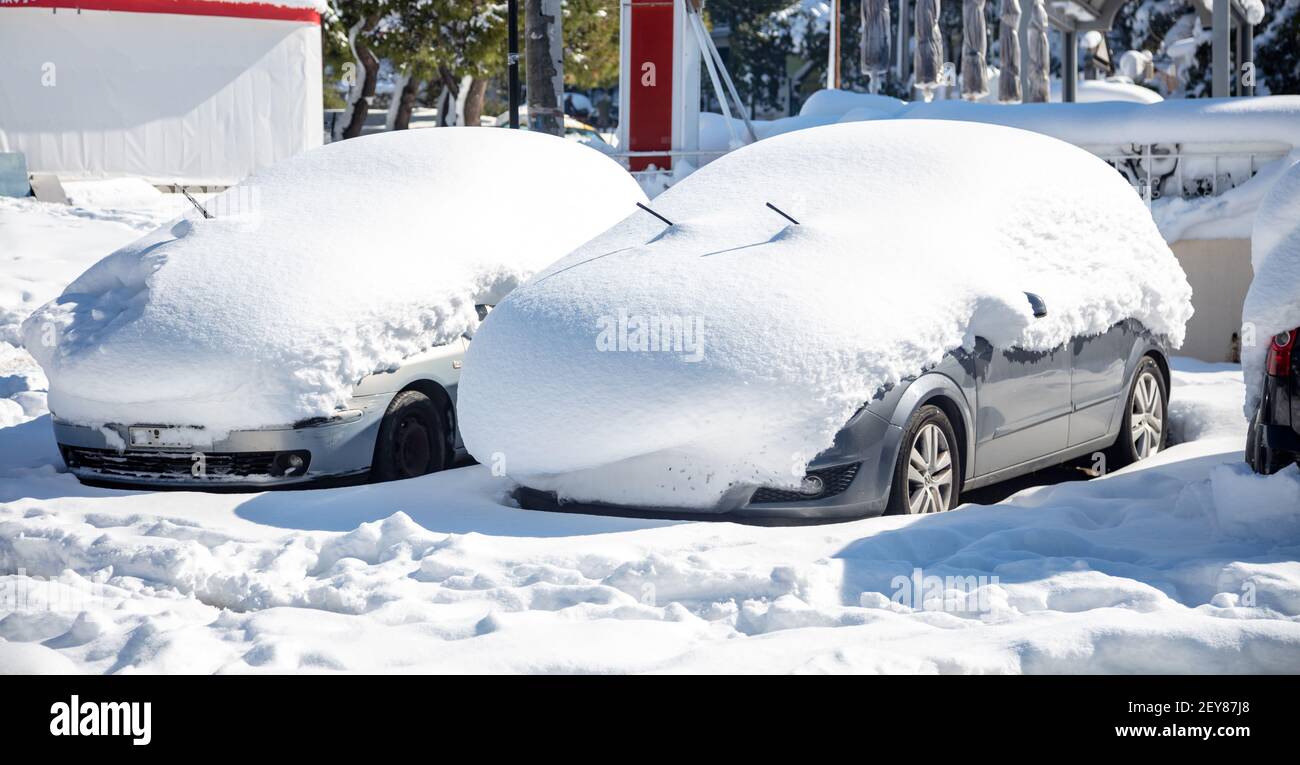 Schneefall Probleme Konzept. Autos mit Schnee Hintergrund bedeckt. Autos mit geöffneten Scheibenwischern geparkt, aus dem Park einen Wintertag stecken. Schließen Stockfoto