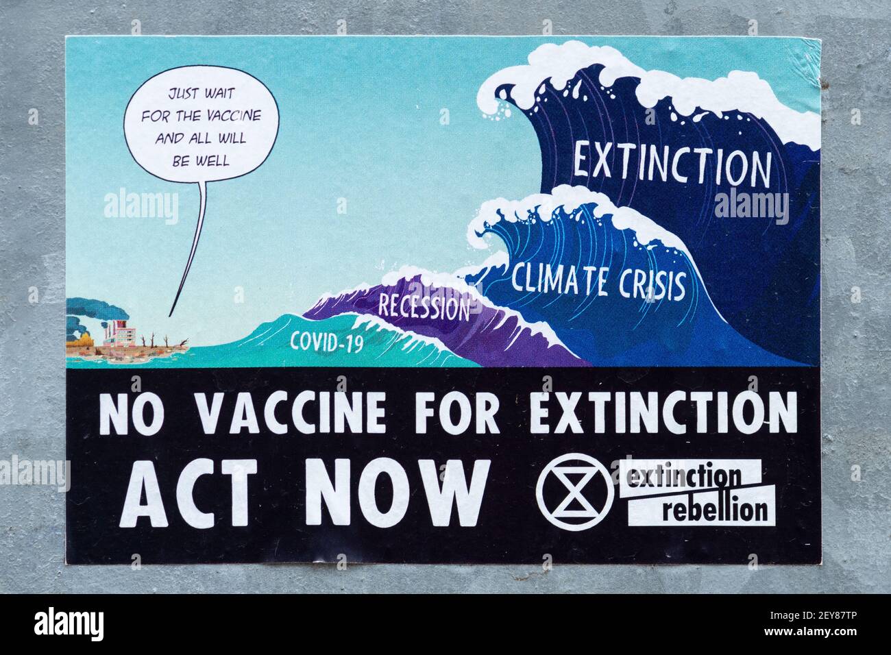 Extinction Rebellion Aufkleber mit Logo und Nachricht No Vaccine for Extinction Act Now, UK Stockfoto