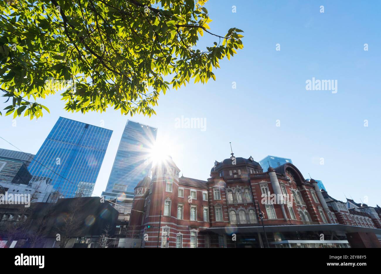 Sonnenuntergang beleuchtet die Kaminarimon-Dori Straße und Gebäude in Asakusa, Taito-ku Tokyo. Stockfoto