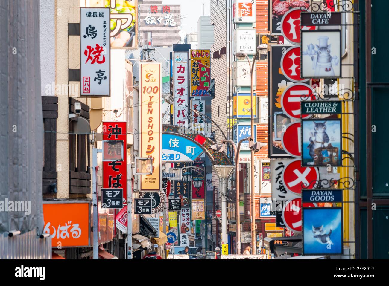 Viele Restaurants Schild auf beiden Seiten der Straße in Kabukicho Shinjuku. Stockfoto