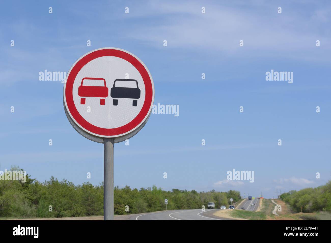 Überholverbot auf Rundweg-Schild. Warnung für Fahrer auf gefährlichem Straßenabschnitt. Stockfoto