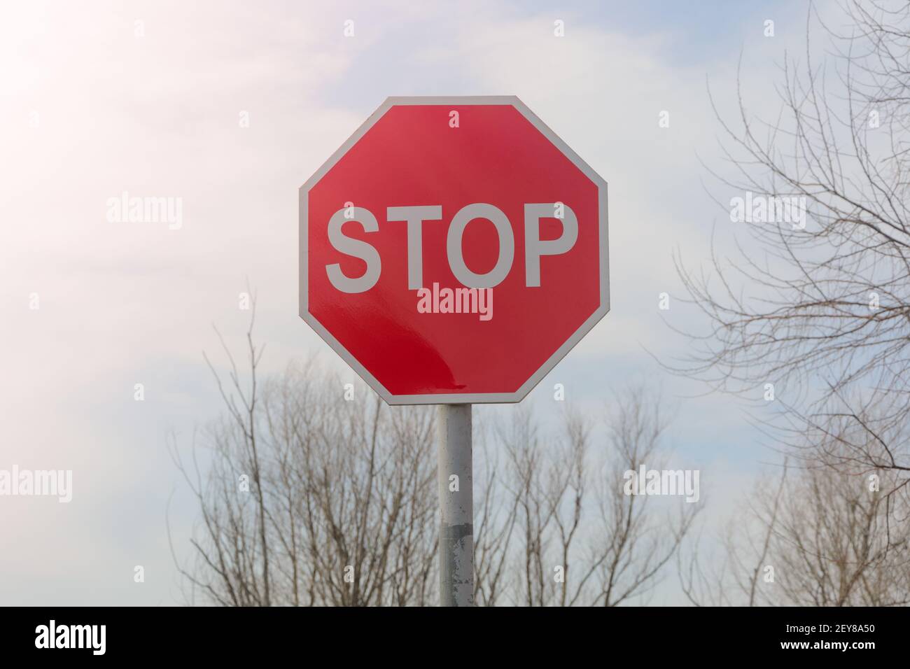 Stoppschild. Warnung für Fahrer auf gefährlichem Straßenabschnitt. Stockfoto