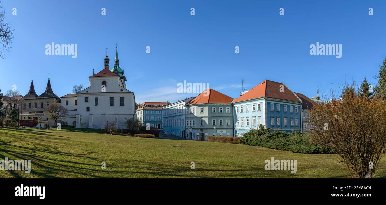 Blick auf die Ostseite der St. Johannes der Täufer Kirche und auf den unteren Teil des Schlossplatzes in Teplice, Tschechische Republik. Stockfoto