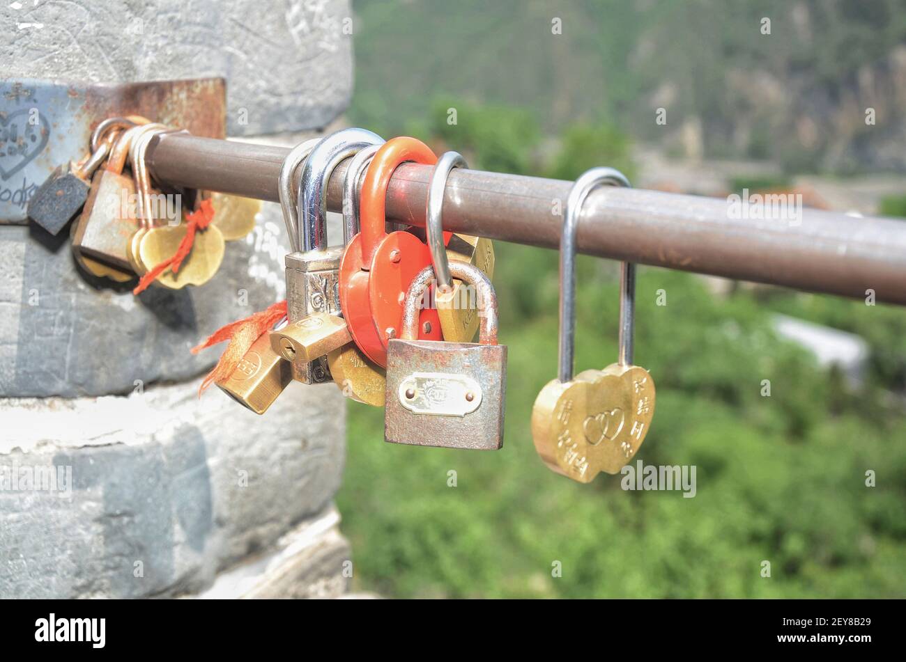 Peking, China-Mai 26,2013: Liebesschloss an der Chinesischen Mauer als Symbol ewiger Liebe gefunden. Unscharfer Hintergrund Stockfoto