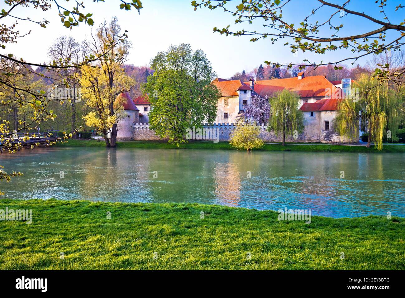 Otocec Insel und Altstadt am Krka Fluss Panoramablick, Zentral-Slowenien Stockfoto