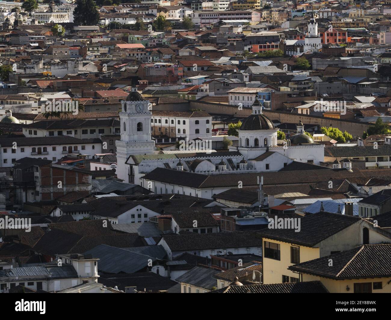 Luftbild Stadtbild Panorama der weißen Kirche Kathedrale Basilika La Merced in Quito Skyline alten historischen Stadtkern Gebäude von Basilica del Voto Nacio Stockfoto