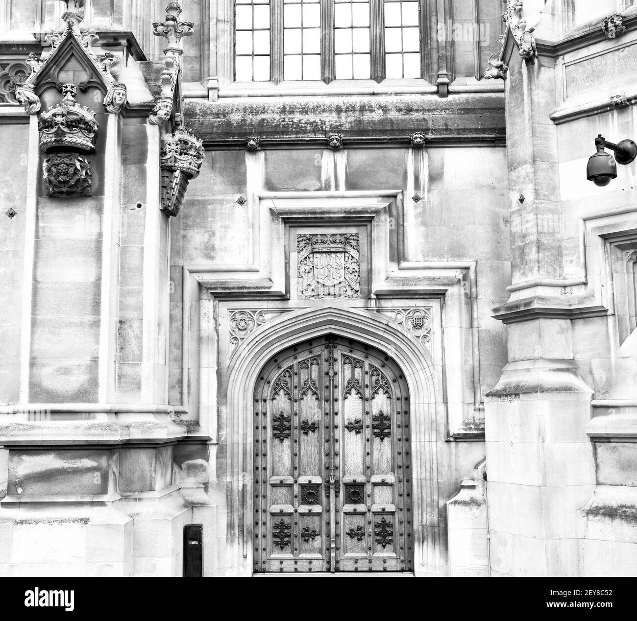 Parlament in london alte Kirchentür und antike Marmorwand Stockfoto