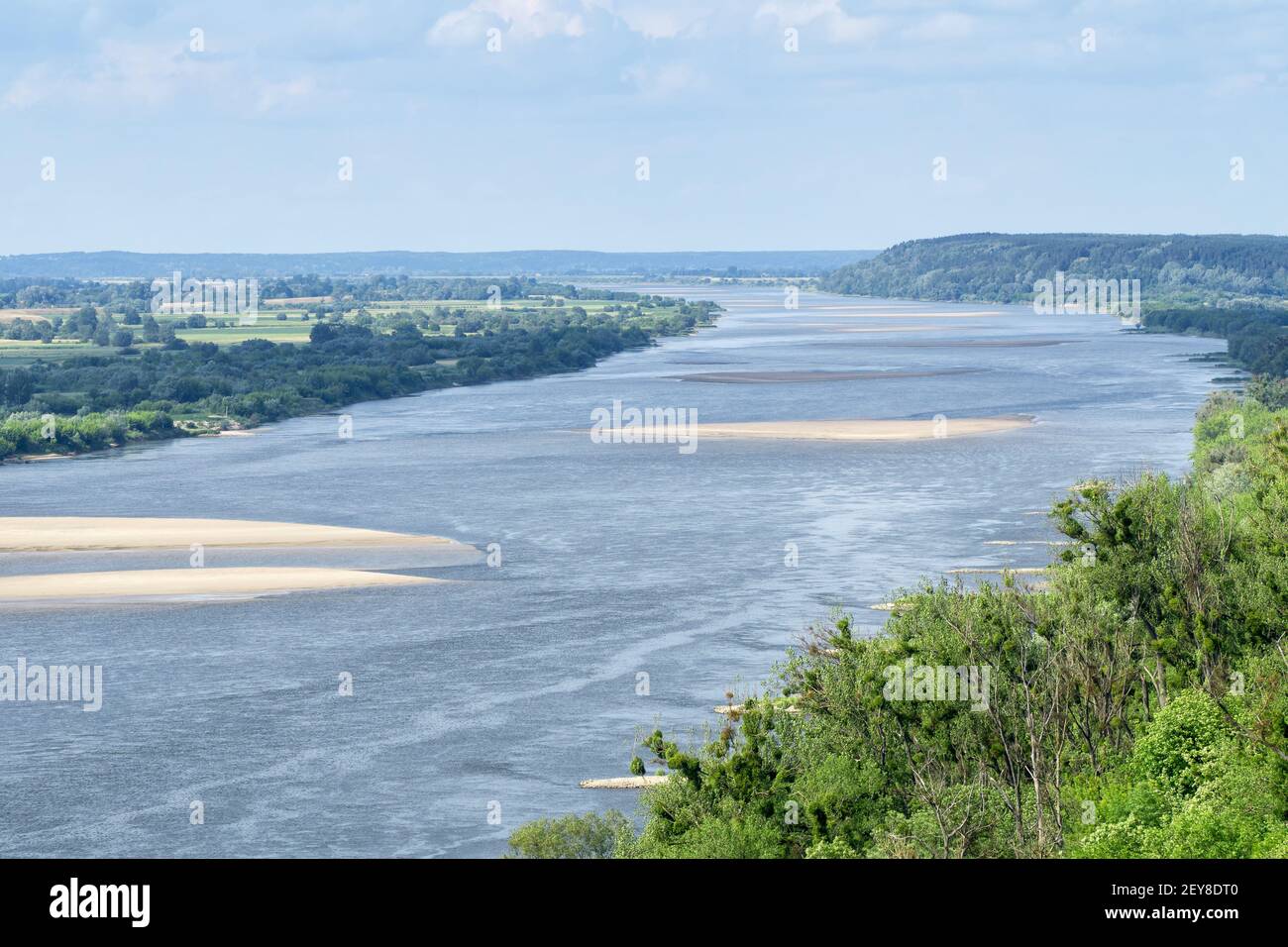 Weichsel bei Grudziadz Luftaufnahme. Niedriger Wasserstand, sichtbare Schwärme. Hügelige postglaziale Landschaft. Polen, Europa. Stockfoto