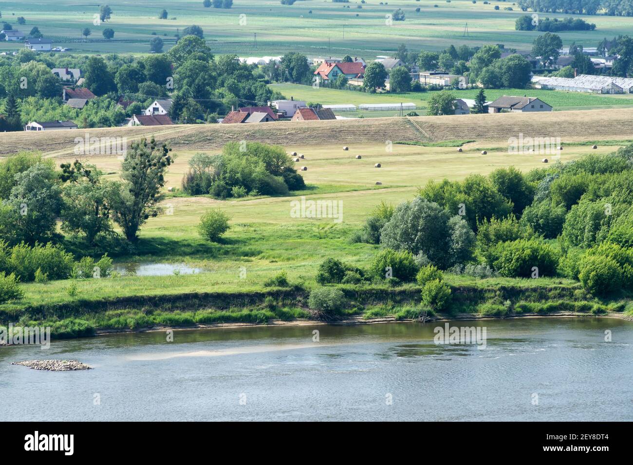 Sommer ländliche Landschaft mit Weichsel bei Grudziadz. Flussauen mit Flutwällen. Polen, Europa. Stockfoto