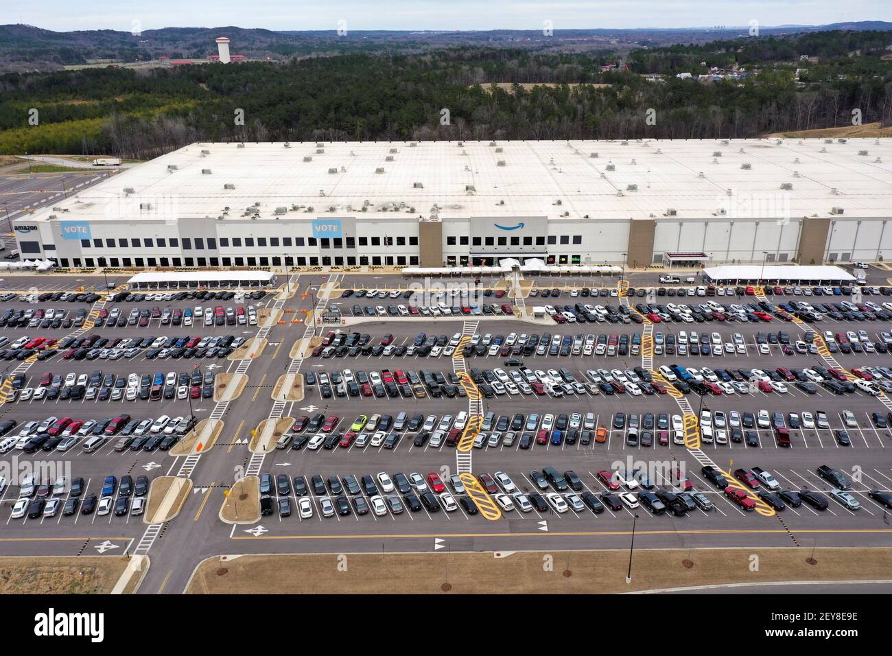 Luftaufnahme der Amazon-Anlage, wo die Arbeiter über die Gewerkschaftswahl  abstimmen werden, in Bessemer, Alabama, USA, März 5, 2021. Foto mit einer  Drohne. REUTERS/Dustin Chambers Stockfotografie - Alamy