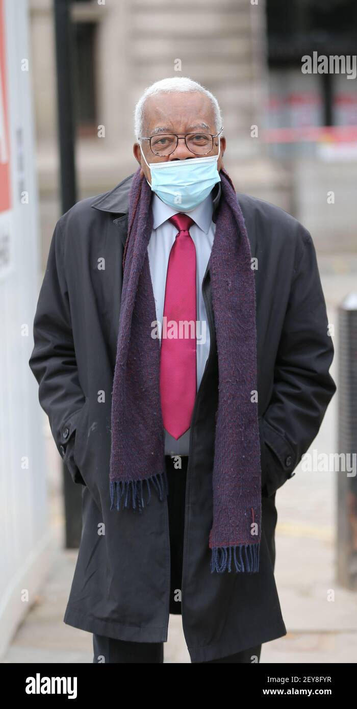 London, England, Großbritannien. März 2021, 5th. Der trinidadianisch-britische Zeitungsleser und Journalist Sir TREVOR MCDONALD OBE ist vor der Nationalgalerie zu sehen. Kredit: Tayfun Salci/ZUMA Wire/Alamy Live Nachrichten Stockfoto