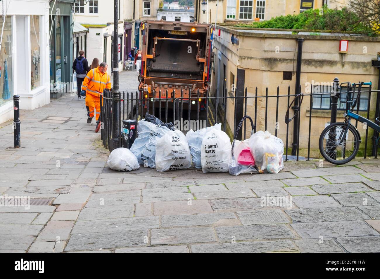 Bad Business Improvement District, allgemeine Abfallbeutel, bin Männer, Abfallsammlung, Bad, somerset, großbritannien Stockfoto