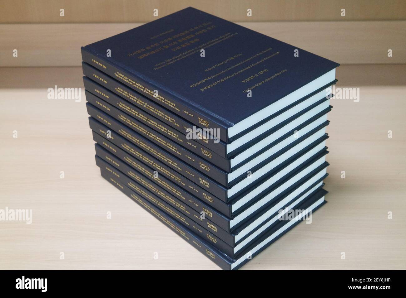 CHUNCHEON, KOREA, SÜD - 07. Jun 2014: Stapel blauer Bücher auf Tisch gelegt. Thesenbücher mit goldenen Wörtern auf blauem Hardcover Stockfoto