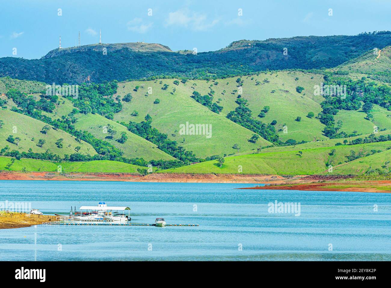 Furnassee bei Capitólio MG, Brasilien. Landschaftsansicht auf einen schönen See mit Bootsdeck und Bergen im Hintergrund. Brasilianische Tourismusdestination, Stockfoto