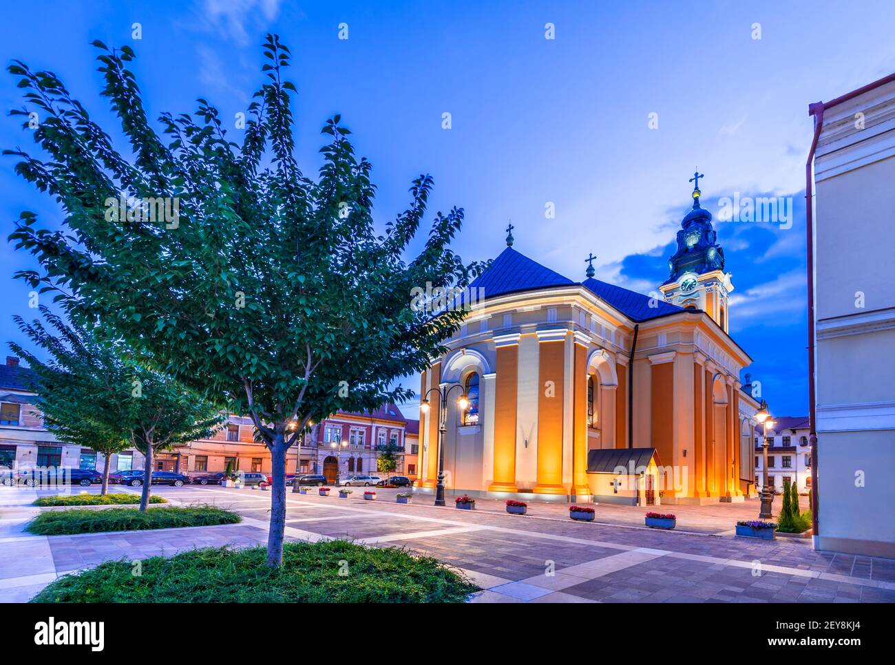 Oradea, Rumänien. Nacht beleuchtete St. Nicholas Kirche in Union Square, Siebenbürgen Reise Stadt. Stockfoto