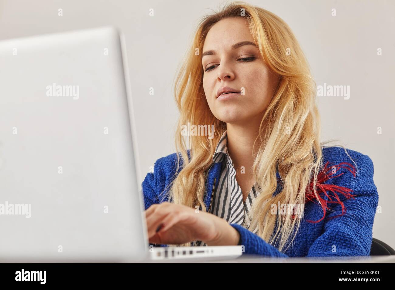 Glücklich lässig schöne Frau an einem Notebook arbeitet Stockfoto