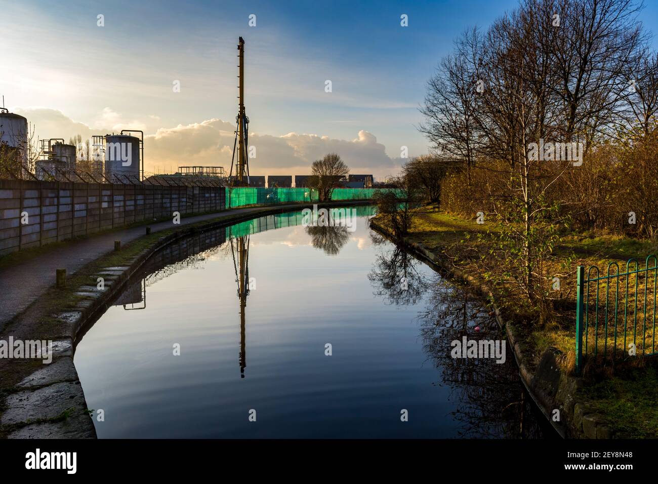 Pfahlfahranlage auf einer Baustelle am Ashton-Kanal, Droylsden, Tameside, Manchester, Großbritannien Stockfoto
