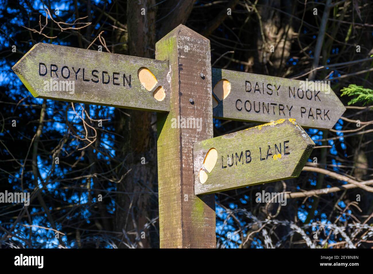 Fußwegschild auf dem ehemaligen Kanal towpath, Hollinwood Branch Canal Nature Reserve, Daisy NOOK Country Park, Oldham District, Greater Manchester, Großbritannien Stockfoto