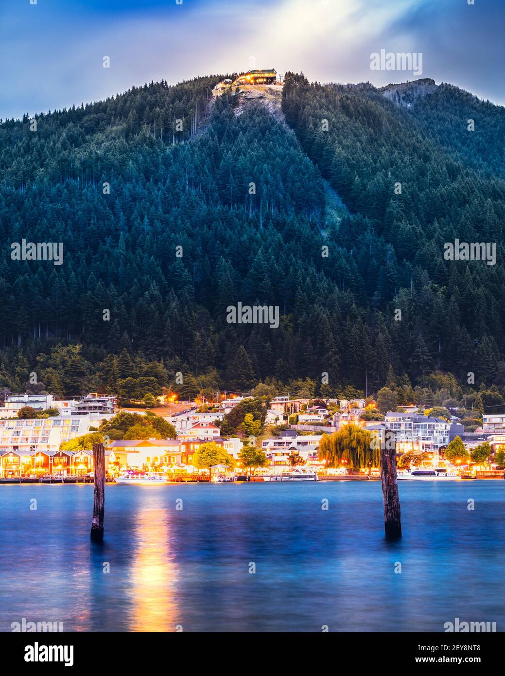 Vertikale Aufnahme von queenstown, Neuseeland Aufnahme von der anderen Seite der Bucht zur blauen Stunde Stockfoto