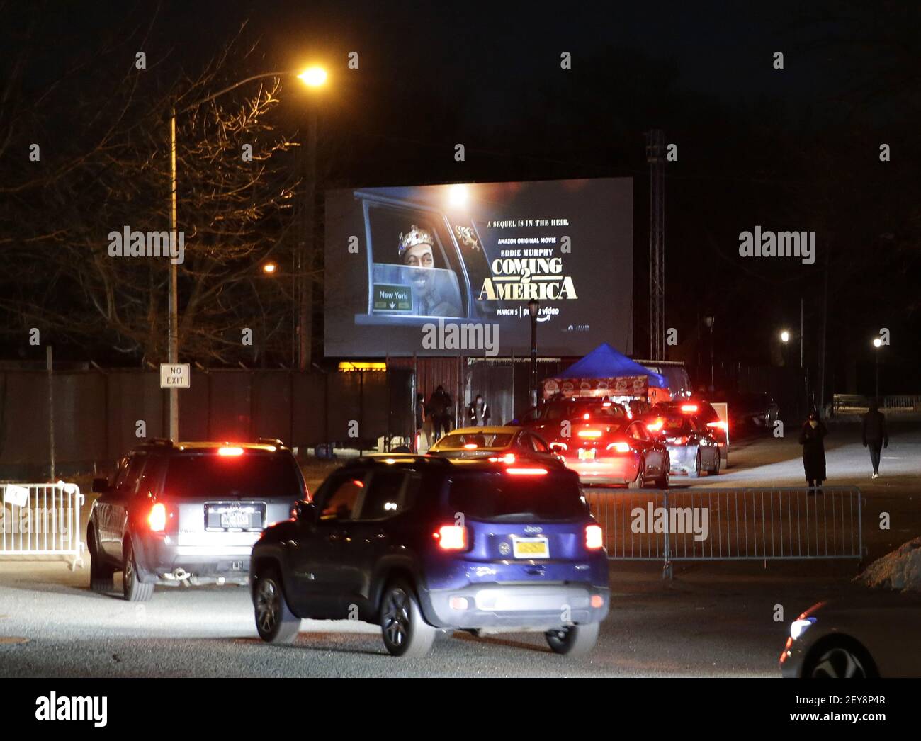 New York, Usa. März 2021, 05th. Autos kommen, wenn die Frühjahrssaison 2021 in Queens Drive-in mit einer Sondervorführung von Craig Brewers Comedy-Fortsetzung "Coming 2 America", mit Eddie Murphy und Arsenio Hall, zeitgleich mit der Veröffentlichung des Films auf Amazon Prime Video in New York City am Freitag, den 5. März 2021, beginnt. Indoor-Kinos in New York City sind jetzt das erste Mal geöffnet, seit sie im vergangenen Jahr während der COVID-19 Pandemie geschlossen wurden, aber nur mit 25% Kapazität zurückkehren. Foto von John Angelillo/UPI Kredit: UPI/Alamy Live Nachrichten Stockfoto