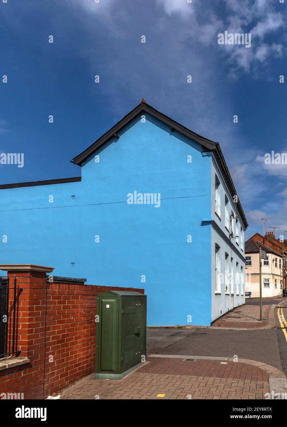 Zweistöckiges blaues Haus, Cricklewood Lane, London NW2, Hendon, England, VEREINIGTES KÖNIGREICH. Stockfoto