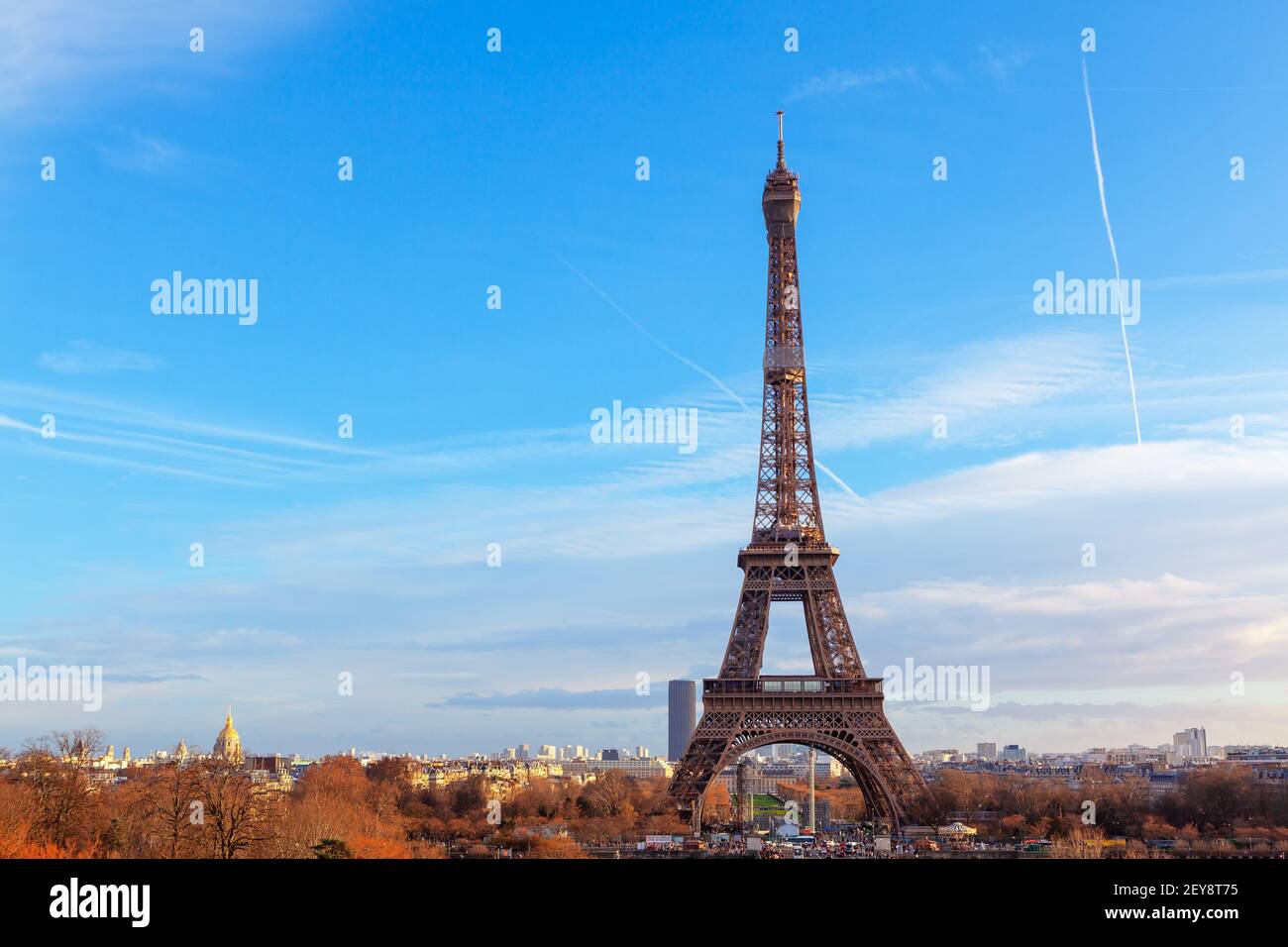 Eiffelturm mit blauem Himmel. Klassisches Paris Foto . Hauptstadt Frankreichs Stockfoto