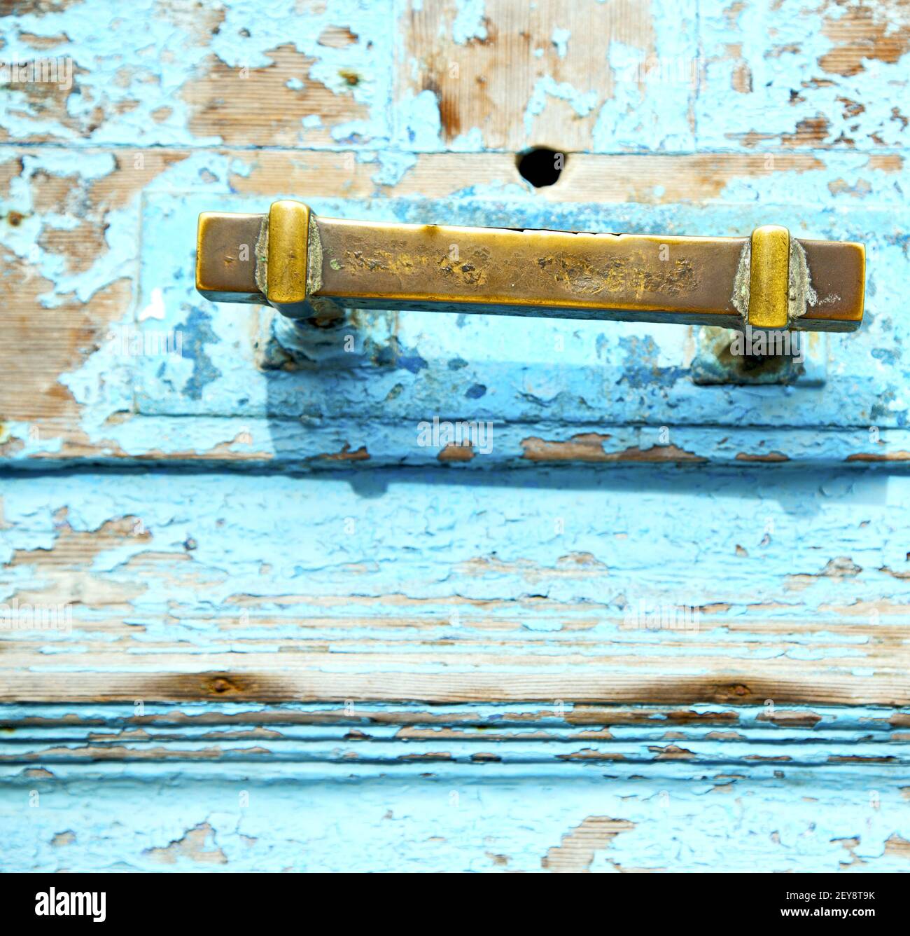 Rostiger Metallnagel schmutzig abgestreifte Farbe im blauen Holz Tür und marokko Klopfer Stockfoto