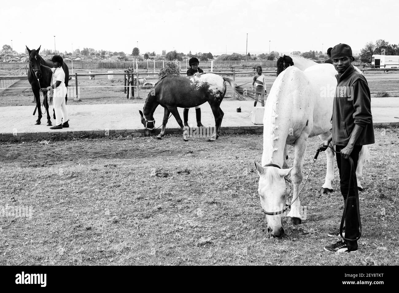 JOHANNESBURG, SÜDAFRIKA - 06. Jan 2021: Soweto, Südafrika - 16. April 2012: Junge afrikanische Kinder halten die Herrschaft eines Pferdes Stockfoto