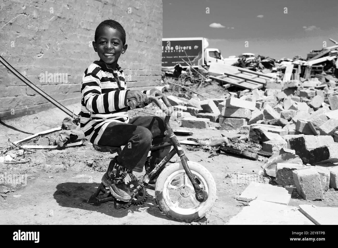 JOHANNESBURG, SÜDAFRIKA - 05. Jan 2021: Johannesburg, Südafrika - Oktober 04 2011: African Boy in a Tornado Damaged Township Stockfoto