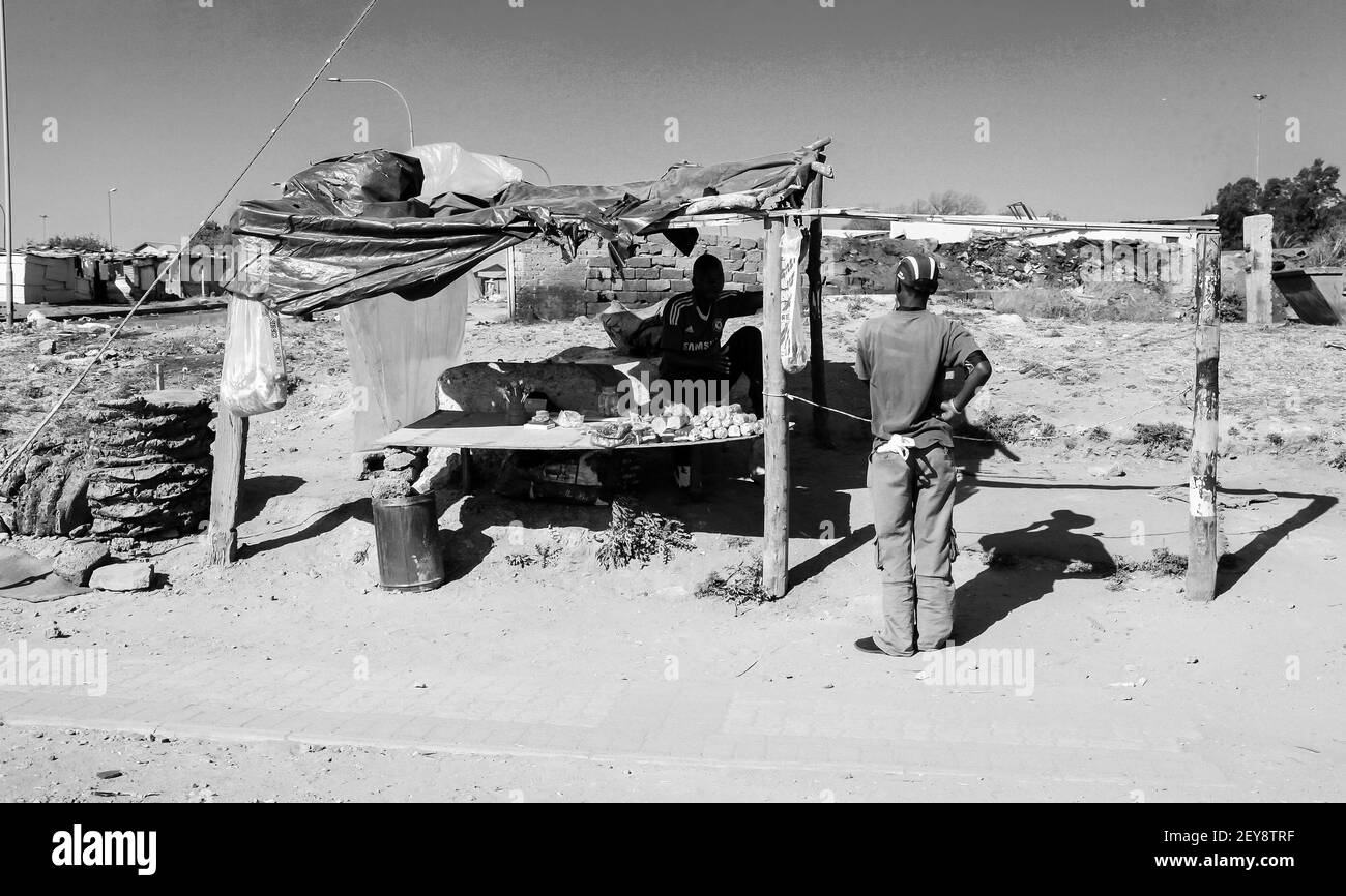 JOHANNESBURG, SÜDAFRIKA - 05. Januar 2021: Johannesburg, Südafrika, 11. September 2011, Kleiner informeller Händler, der Artikel auf der Straße in der Stadt Sowe verkauft Stockfoto